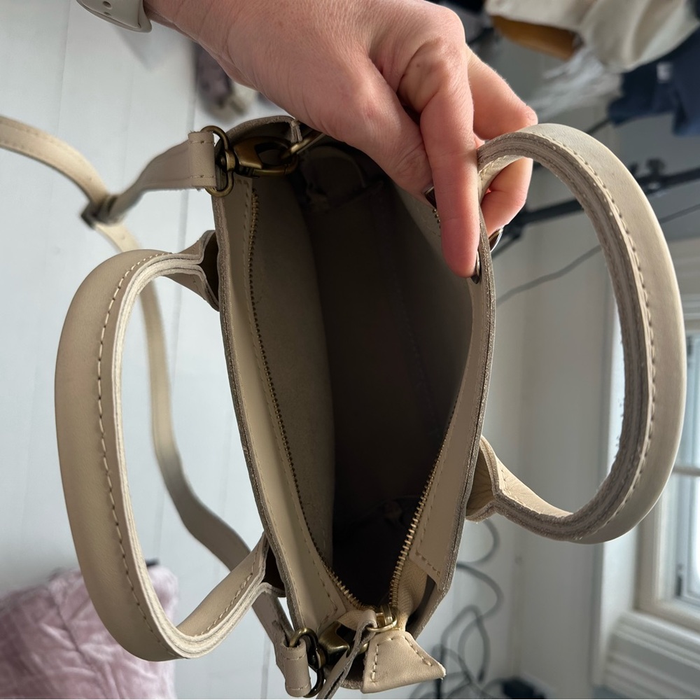 Portland Leather Small Raindrop Crossbody Bag in Bone - Picture 4 of 11